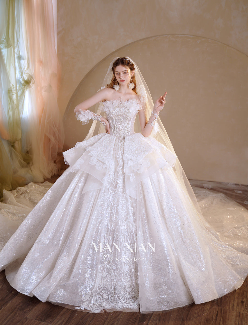 Vestido de Noiva Real com Ombros Descobertos, Saia Bola de Cristal, Cauda de Catedral e Aplicações de Renda 3D