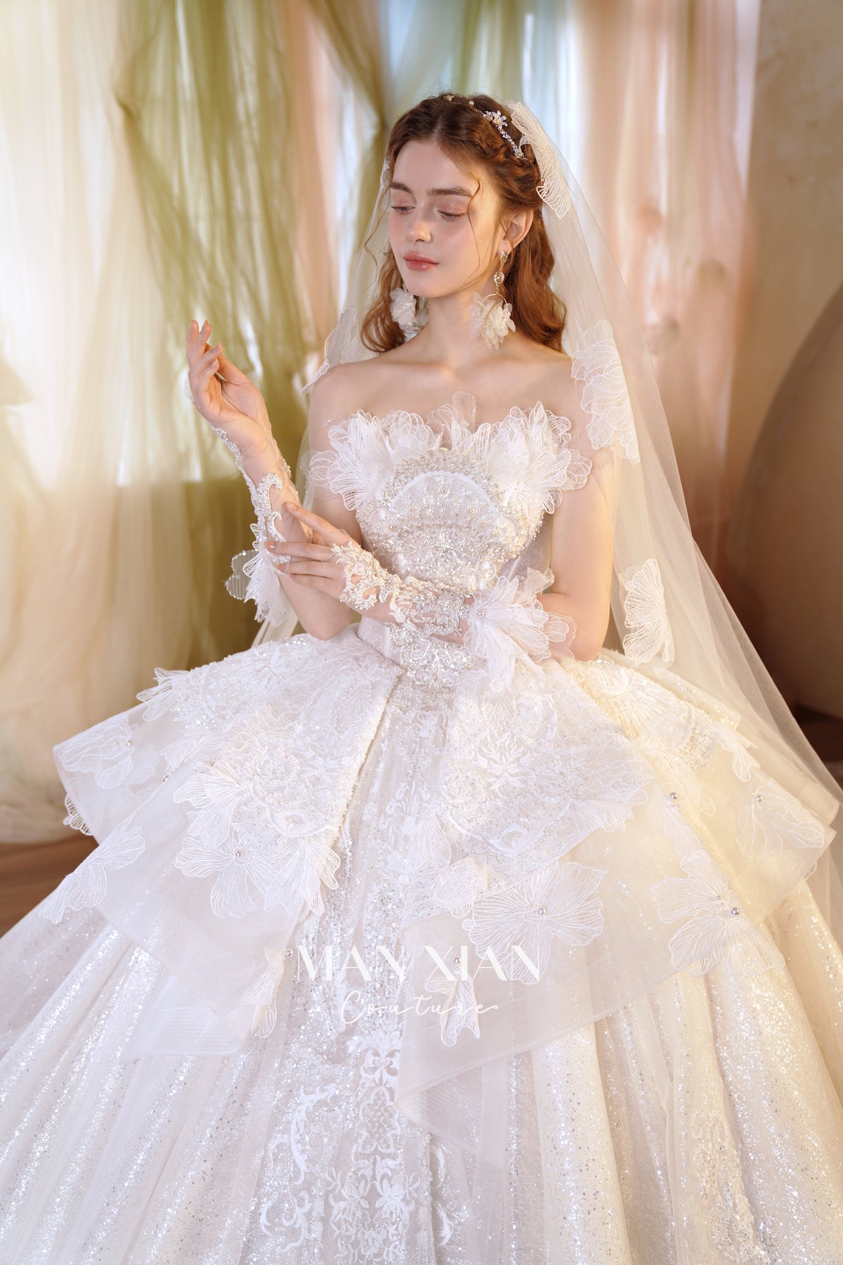 Vestido de Noiva Real com Ombros Descobertos, Saia Bola de Cristal, Cauda de Catedral e Aplicações de Renda 3D