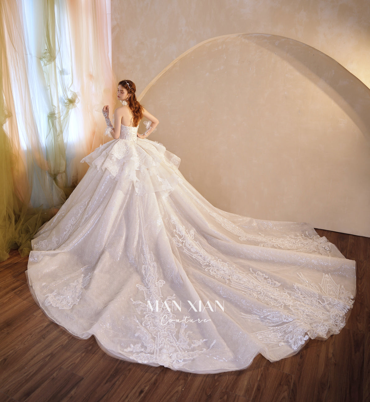 Vestido de Noiva Real com Ombros Descobertos, Saia Bola de Cristal, Cauda de Catedral e Aplicações de Renda 3D