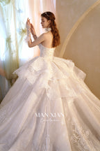 Vestido de novia etéreo sin tirantes con flores tridimensionales, falda amplia, cola de catedral y tul brillante