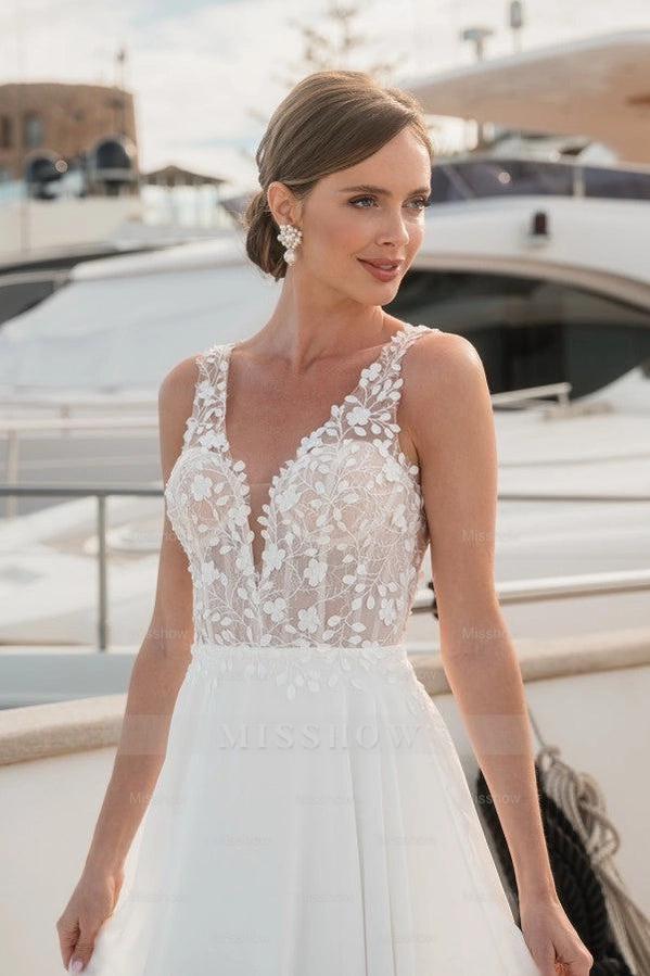 Vestido de noiva comprido e fluído marfim com decote em V sem mangas evasé e apliques