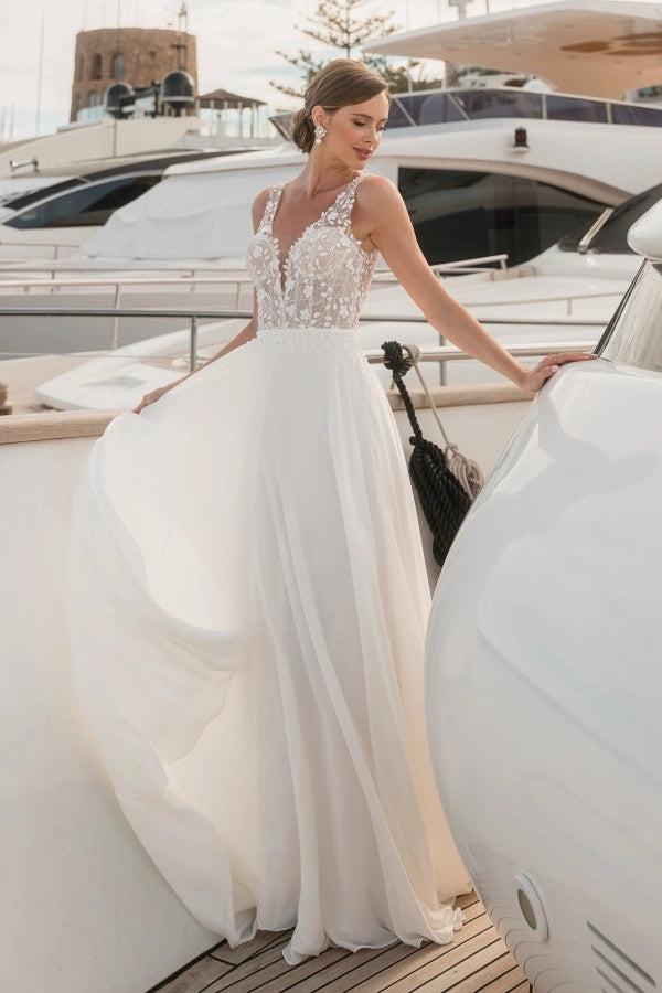 Vestido de noiva comprido e fluído marfim com decote em V sem mangas evasé e apliques