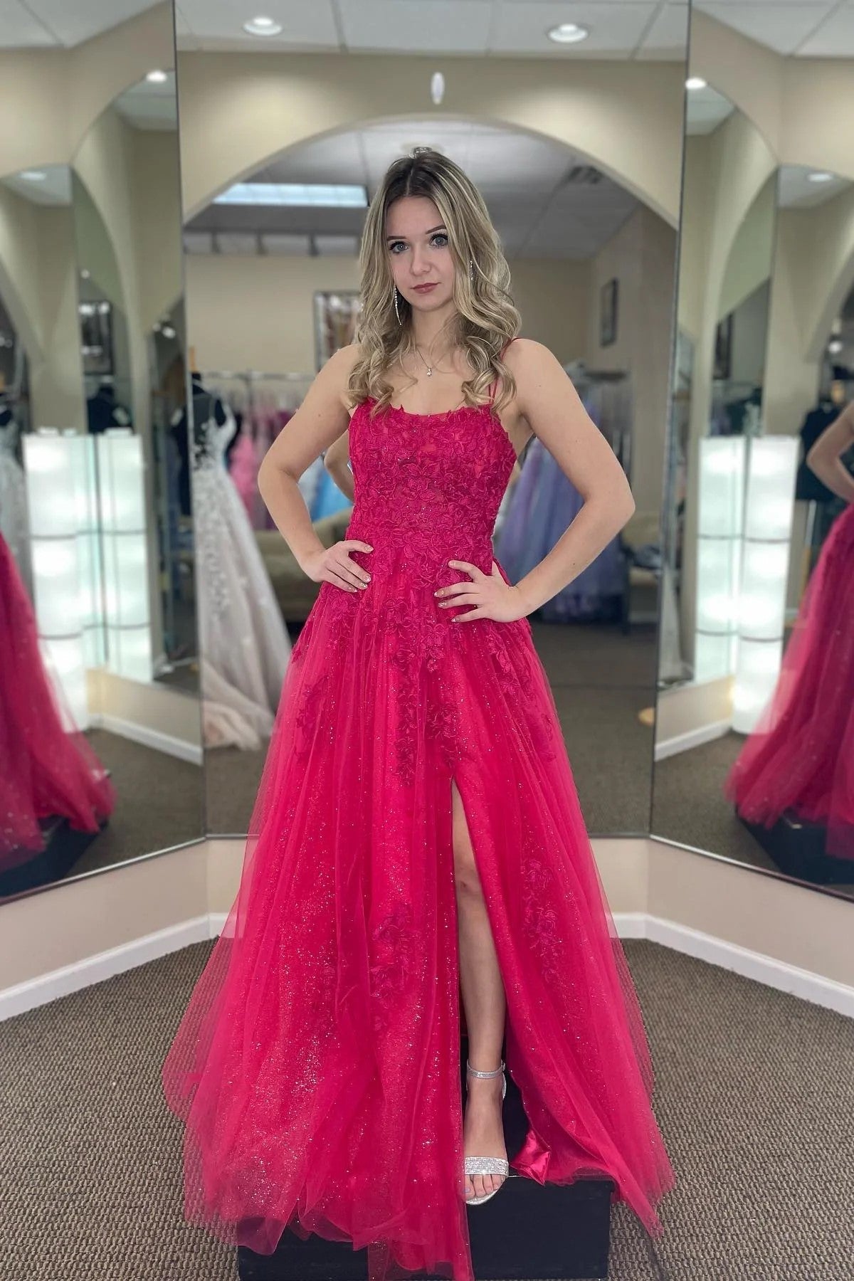 Vestido de Baile Longo Cor-de-Rosa Choque em Linha A, Decote Colher, Tule, Aplicações e Fenda