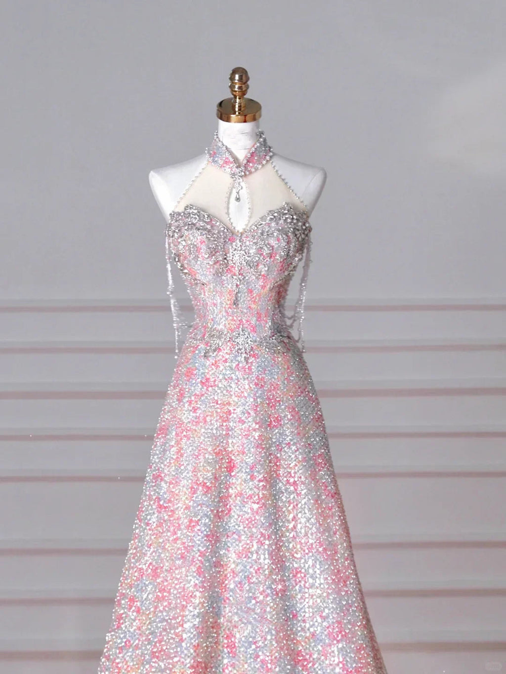 Vestido de Baile Deslumbrante Rosa com Lantejoulas e Contas em Corte A Vestido de Noite Y8637