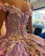 Vestido de Baile Elegante de Tule Brilhante com Aplicação de Alfazema, Ombros Descobertos, Flores 3D, Vestido de Princesa Doce para 15 Anos Y285
