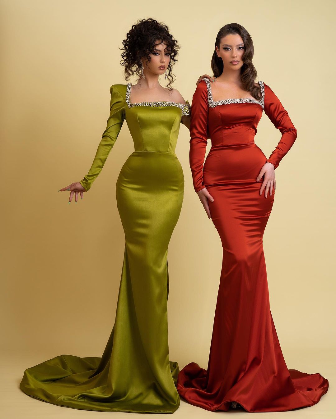 Glamoroso vestido de fiesta largo estilo sirena con escote cuadrado, pedrería y mangas largas