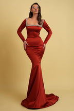 Glamoroso vestido de fiesta largo estilo sirena con escote cuadrado, pedrería y mangas largas