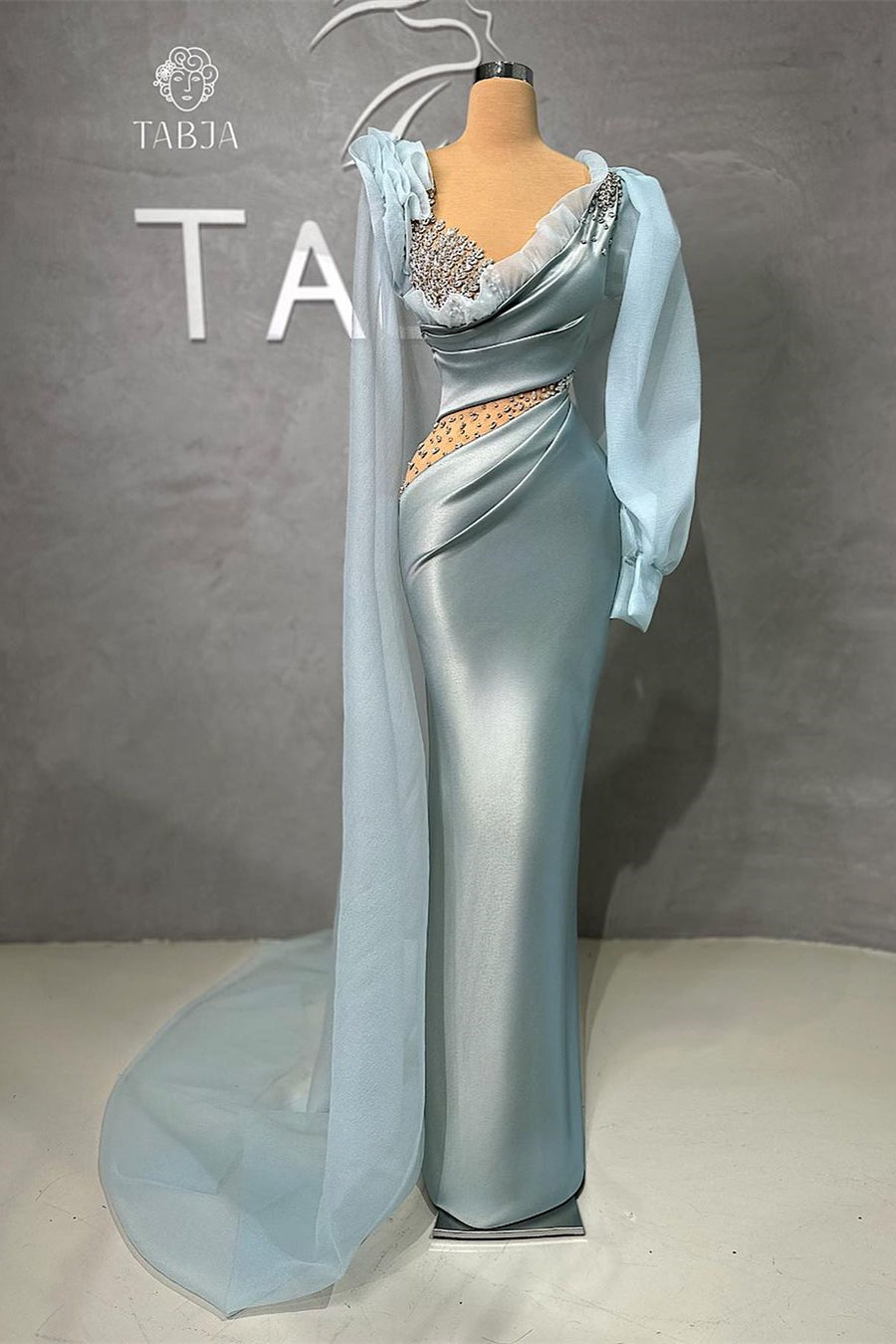 Abito da sera lungo a sirena con scollo a V, maniche lunghe, balze e pietre, elegante
