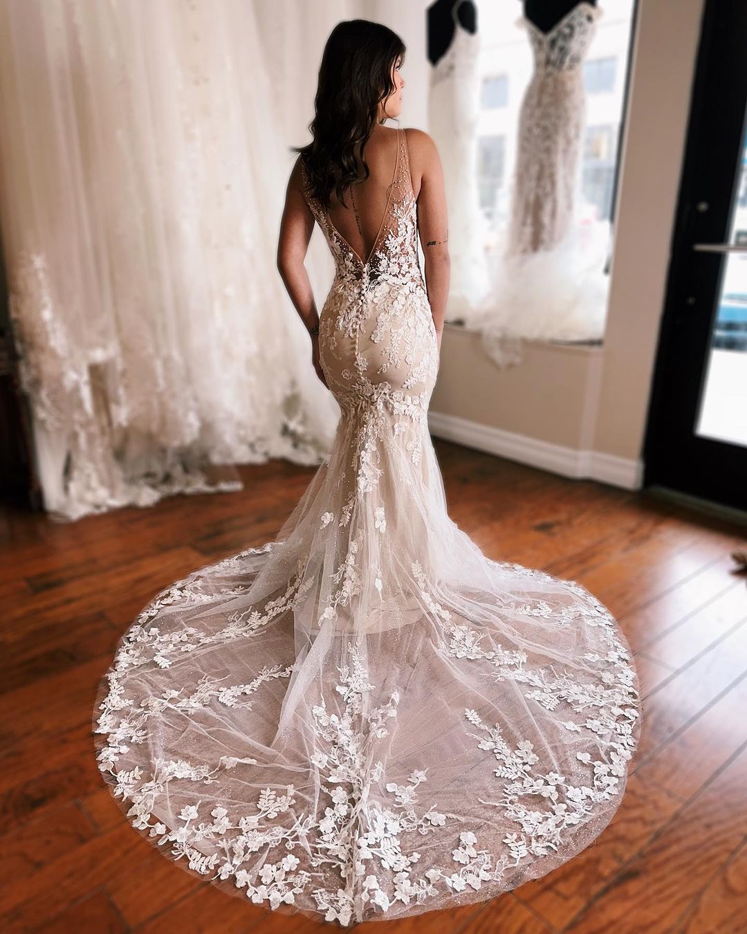 Glamorous Long Mermaid Dress With V Neck Sleeveless Backless Lace Detailing