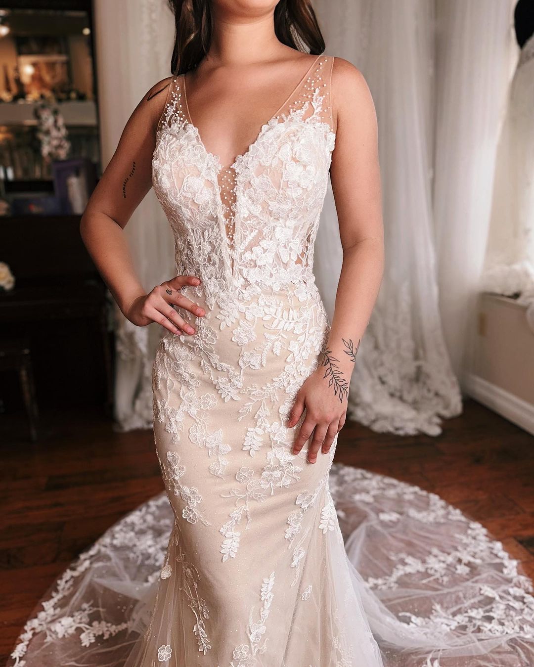 Glamorous Long Mermaid V-neck Sleeveless Backless Wedding Dress With Lace