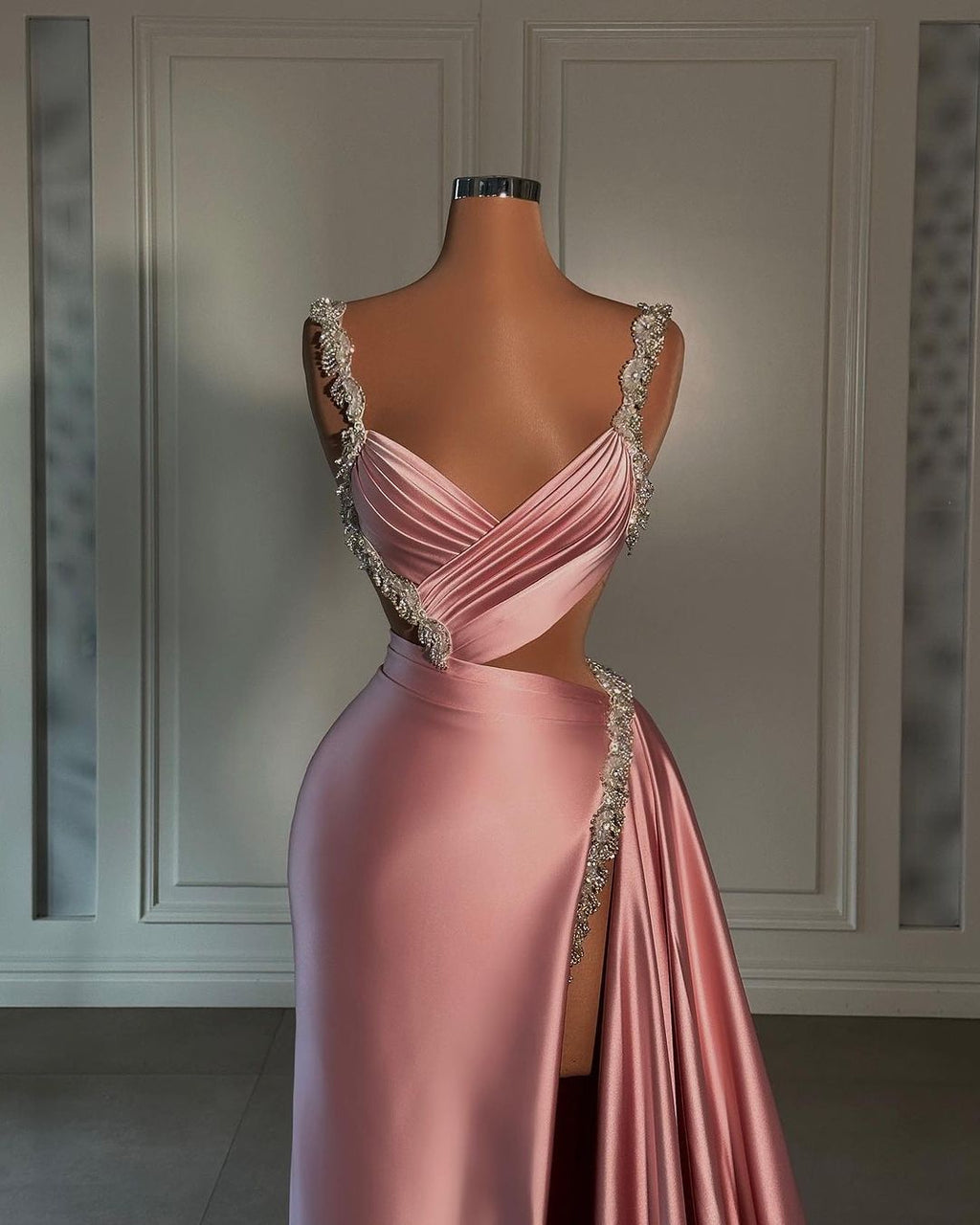 Robe de bal longue rose éclatante en satin avec fentes avant perlées et volants