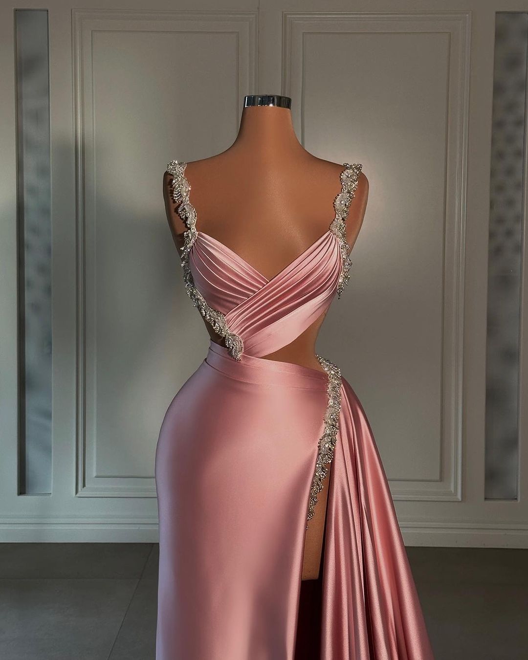 Robe de bal longue rose éclatante en satin avec fentes avant perlées et volants