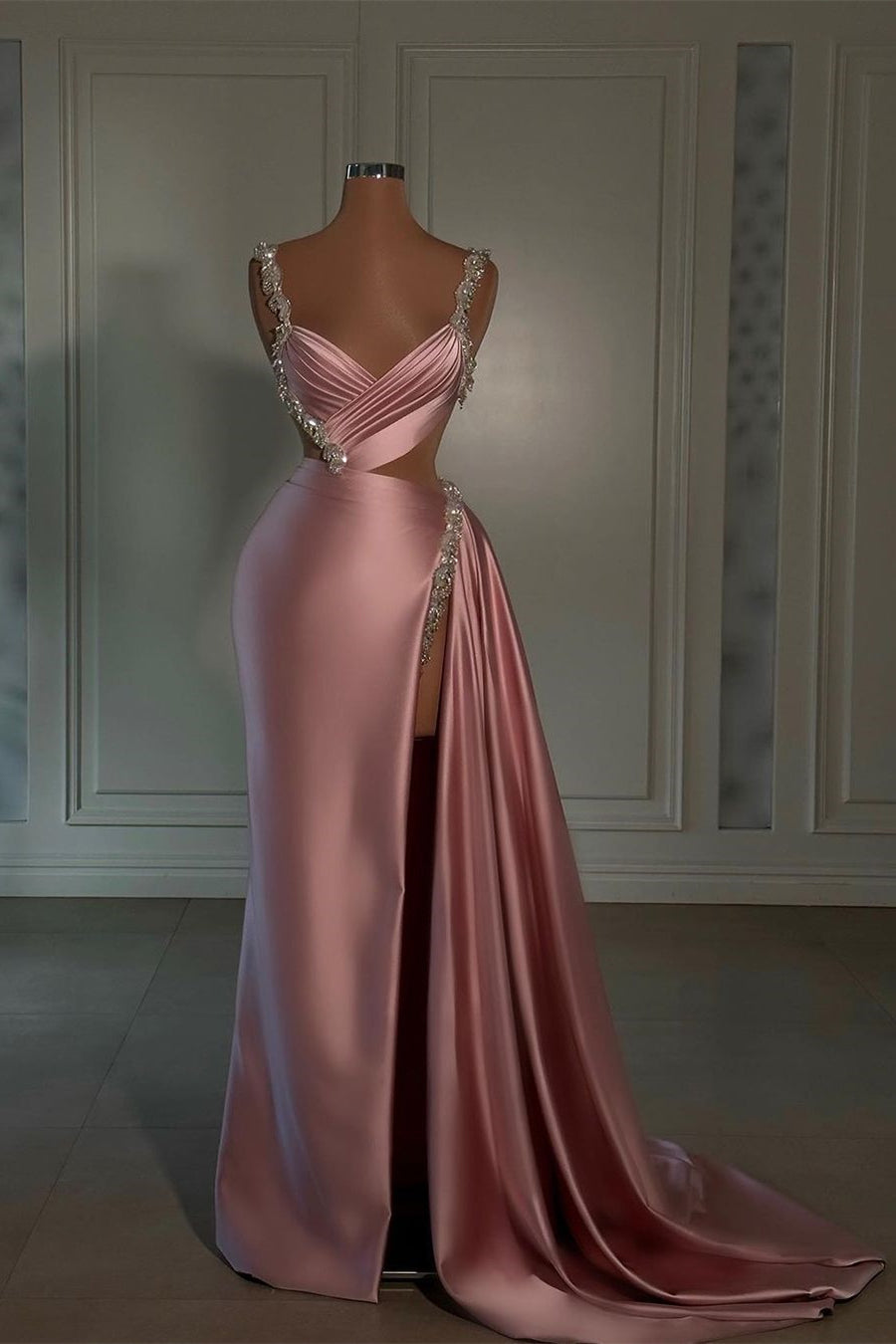 Robe de bal longue rose éclatante en satin avec fentes avant perlées et volants