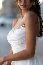 Glamoroso vestido de novia modesto con escote corazón y perlas y hombros descubiertos