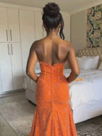 Vestido de baile longo de lantejoulas sereia sem alças com glitter e racha