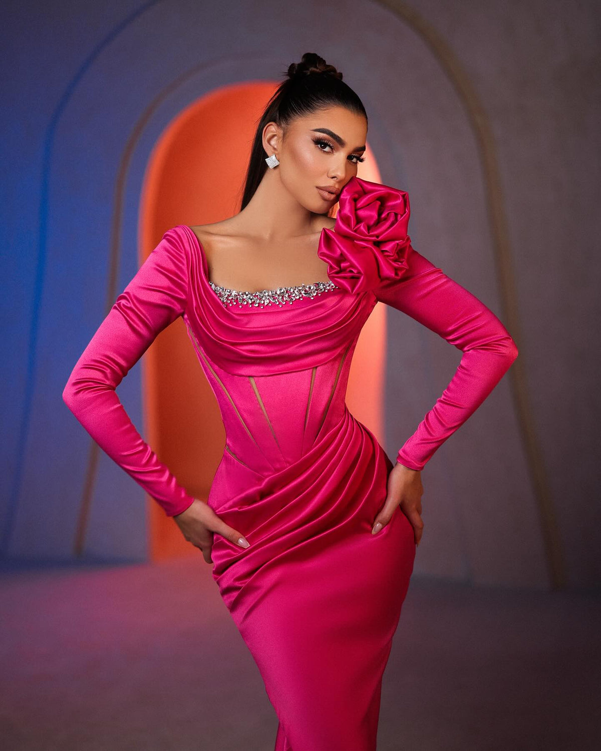 Superbes robes de bal en satin à manches longues, col carré, ornées de strass