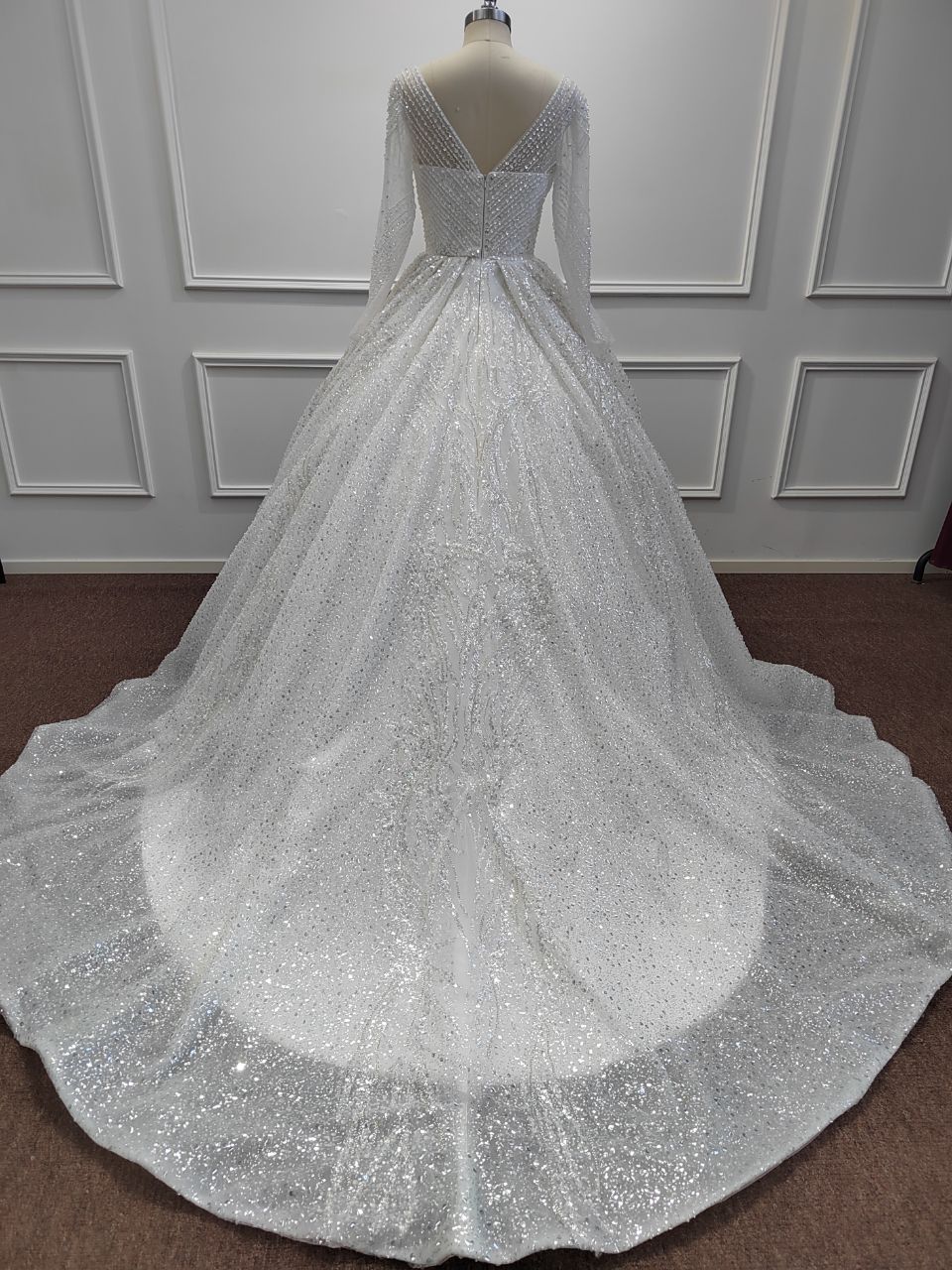 Vestido de Noiva Deslumbrante Comprido com Saia Rodada, Decote em V, Lantejoulas Brilhantes e Mangas
