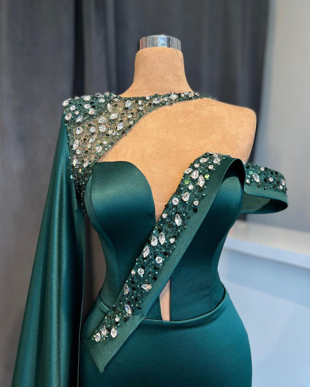 Superbe robe de bal longue sirène vert foncé ornée de cristaux avec dentelle
