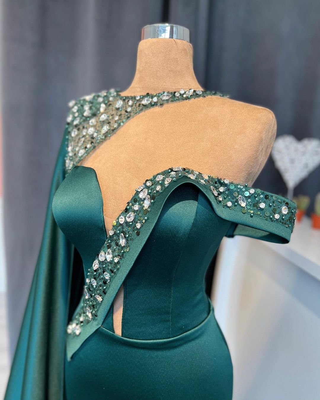 Superbe robe de bal longue sirène vert foncé ornée de cristaux avec dentelle