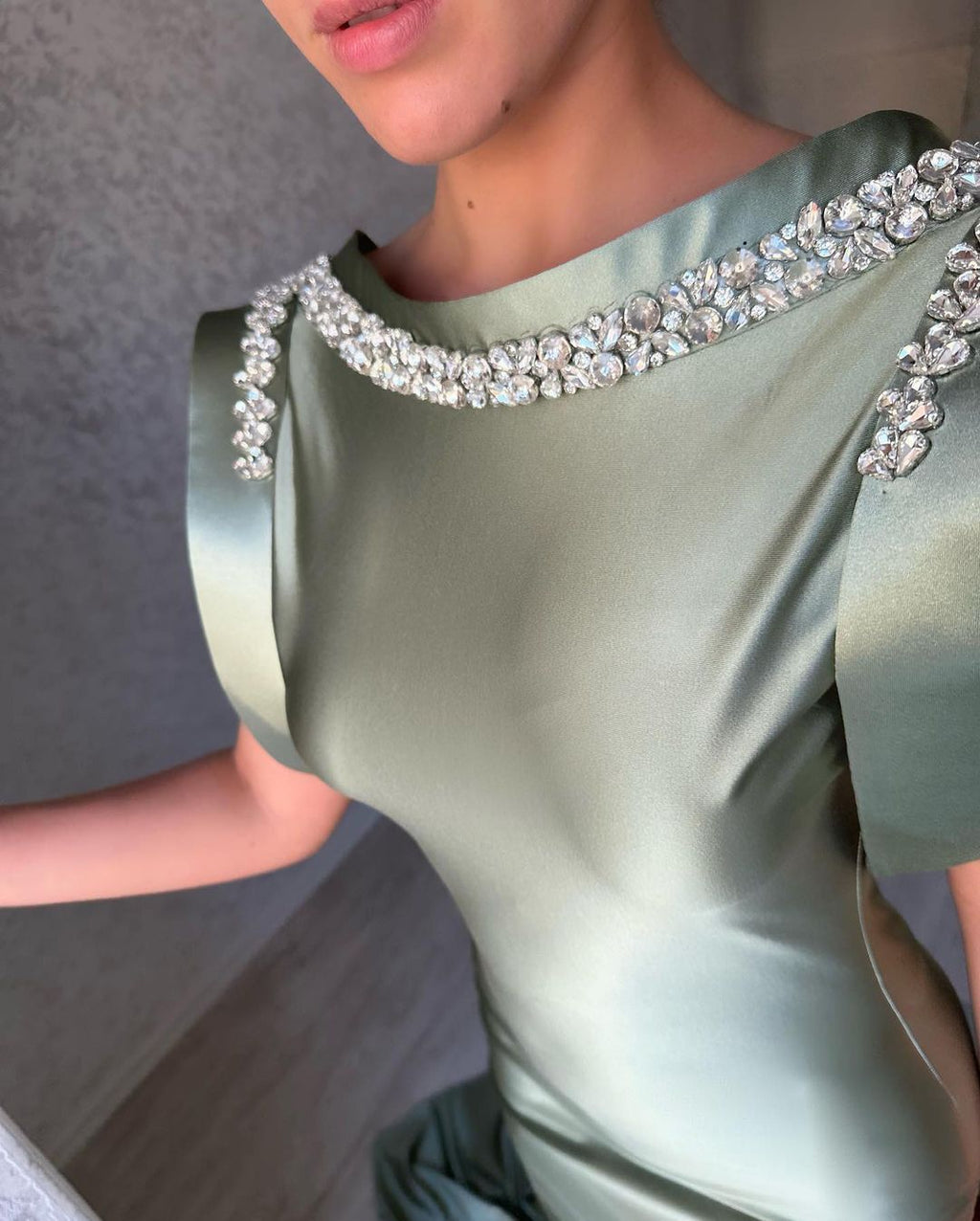 Superbe robe de bal longue sirène sans manches en satin sauge poussiéreuse avec strass