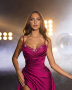 Splendido abito da sera senza maniche plissettato con spalline lunghe fucsia e perline, con spacco