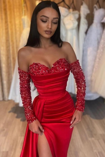 Splendido abito lungo da sera rosso sirena con scollo a cuore, perline e paillettes, maniche lunghe e spacco