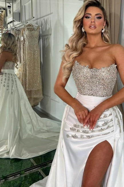 Splendido lungo abito da sera bianco a linea ad A senza spalline con gioiello e spacco