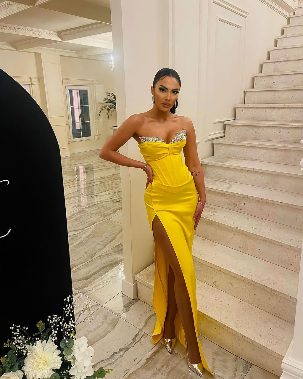 Magnifique robe de bal longue jaune, bustier sans bretelles, style sirène, ornée de bijoux, longueur au sol avec fente