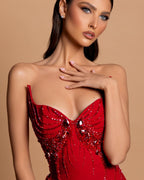 Splendido abito lungo da sera in raso senza maniche a sirena con scollo a cuore e strass