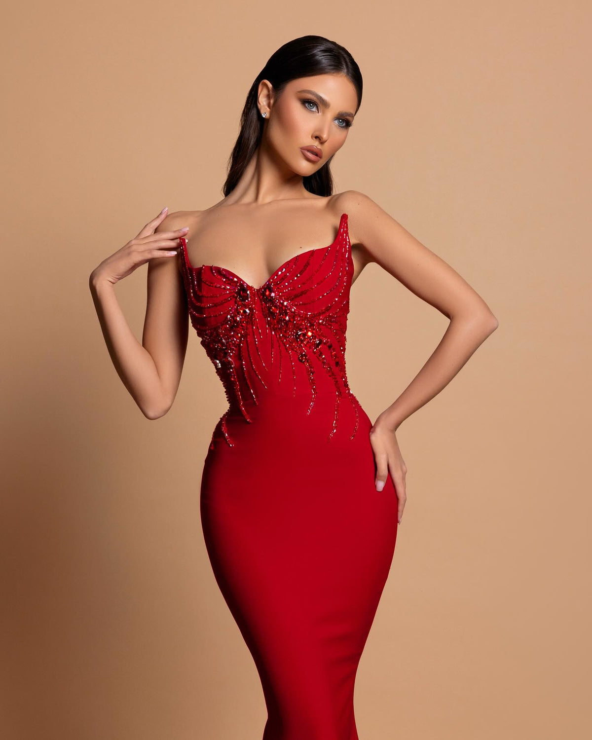 Splendido abito lungo da sera in raso senza maniche a sirena con scollo a cuore e strass