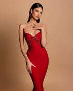Splendido abito lungo da sera in raso senza maniche a sirena con scollo a cuore e strass