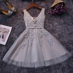 Robes de bal de fin d'année grises en tulle dentelle longueur genou, coupe évasée, col en V avec applications