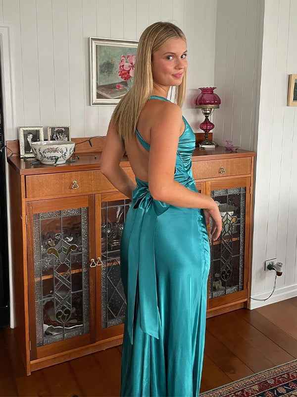 Vestido de noite de baile em cetim azul-petróleo com frente única e laço sem costas