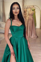 Vestido de fiesta verde brillante de satén elástico con abertura frontal y cola estilo corte