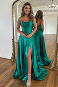 Vestido longo de cetim verde, corte em A, sem alças, com fecho de correr nas costas e racha