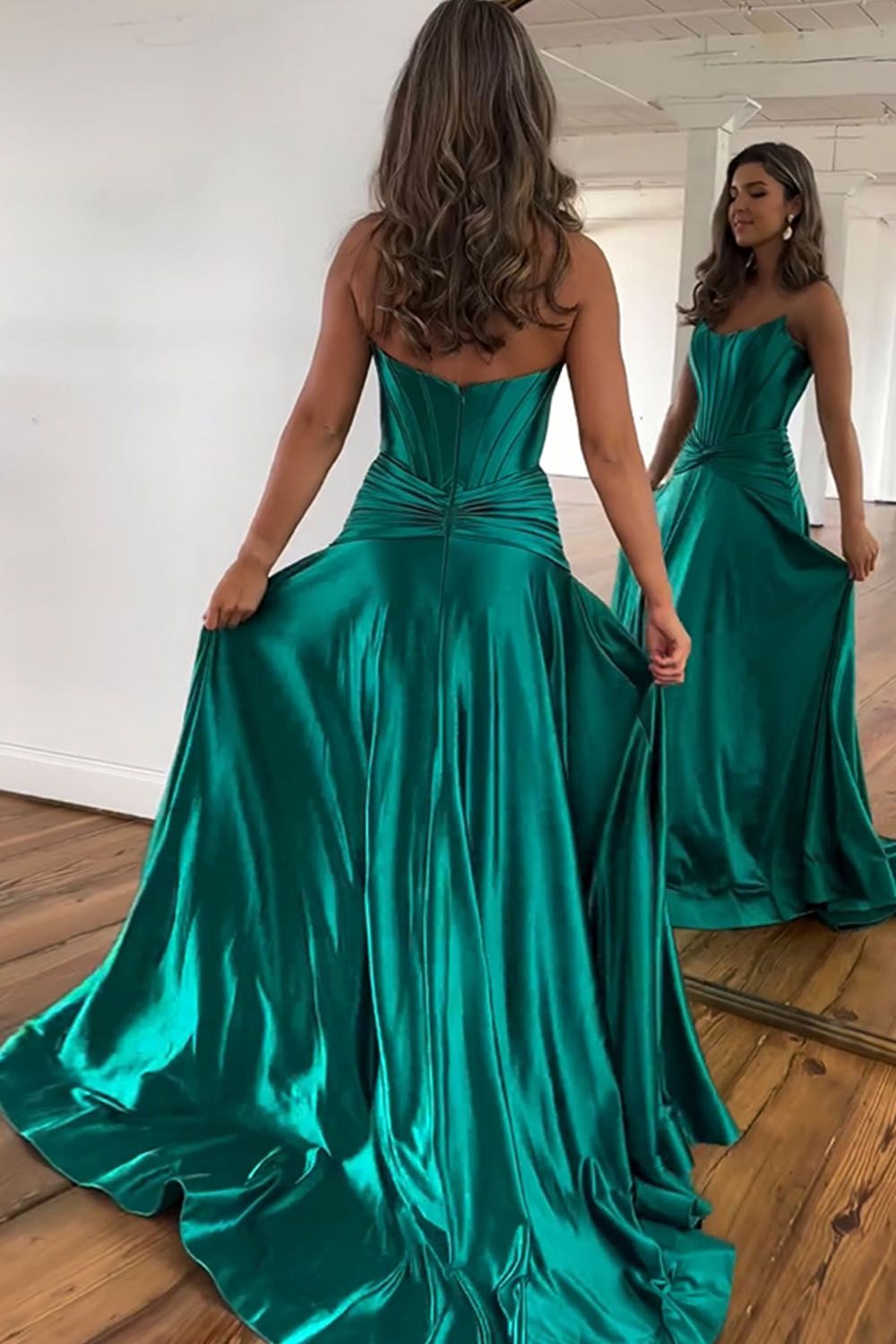 Vestido longo de cetim verde, corte em A, sem alças, com fecho de correr nas costas e racha
