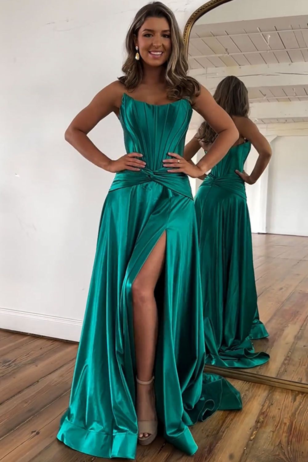 Vestido longo de cetim verde, corte em A, sem alças, com fecho de correr nas costas e racha