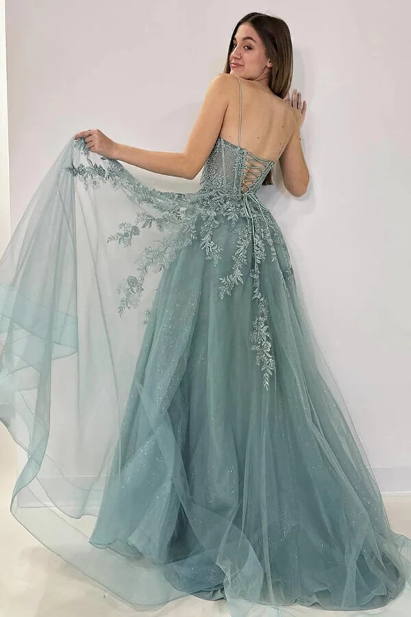 Vestidos de cerimónia com alças finas, aplicação de renda e saia em linha A de tule