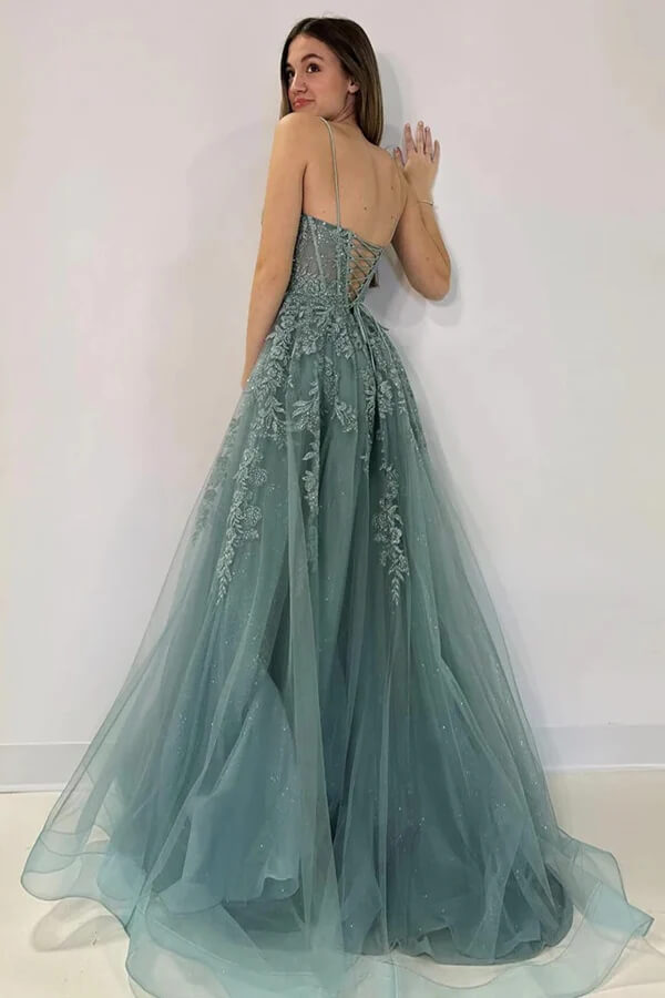 Vestidos de cerimónia com alças finas, aplicação de renda e saia em linha A de tule