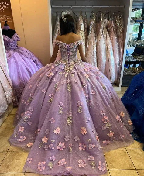 Vestido de Baile Elegante de Tule Brilhante com Aplicação de Alfazema, Ombros Descobertos, Flores 3D, Vestido de Princesa Doce para 15 Anos Y285