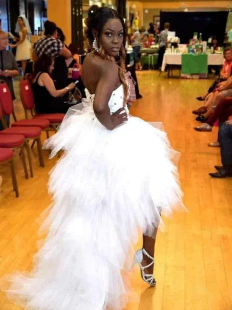 Vestido longo de baile formal branco em tule com corte alto-baixo Y7849