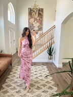 Vestido largo de fiesta elegante de satén rosa con estampado y cuello halter Y8454