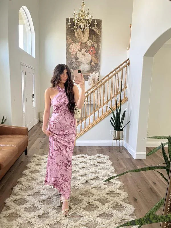 Vestido largo de fiesta elegante de satén rosa con estampado y cuello halter Y8454