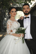 Vestido de novia princesa de corte A con escote en V y encaje de media manga