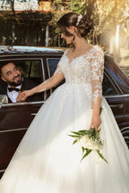 Vestido de novia princesa de corte A con escote en V y encaje de media manga