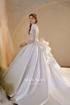 Abito da sposa in raso con scollo a V, gonna ampia, fiocco grande e strascico a cattedrale Regal