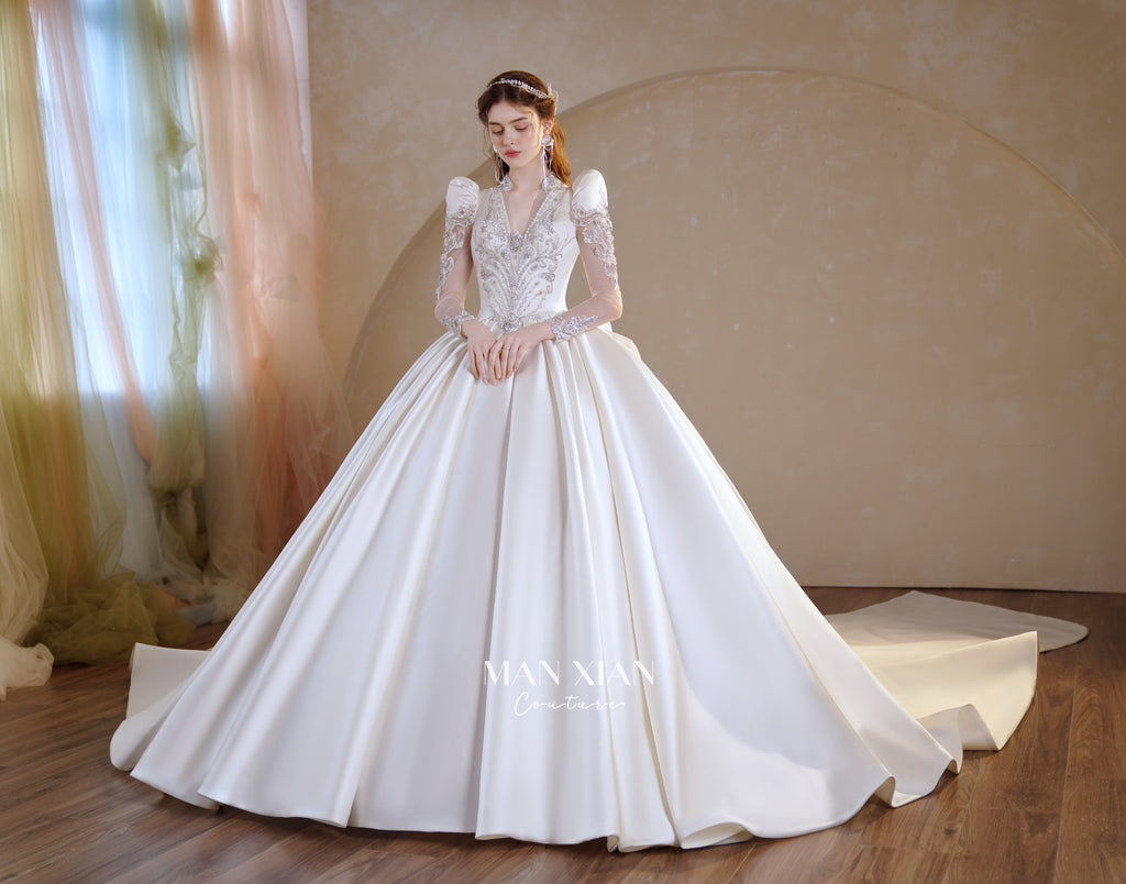 Abito da sposa di raso cristallino con scollo a V, gonna a palloncino, fiocco posteriore oversize e strascico a cattedrale