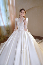 Abito da sposa in raso con scollo a V, gonna ampia, fiocco grande e strascico a cattedrale Regal