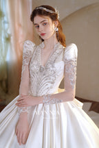 Abito da sposa di raso cristallino con scollo a V, gonna a palloncino, fiocco posteriore oversize e strascico a cattedrale