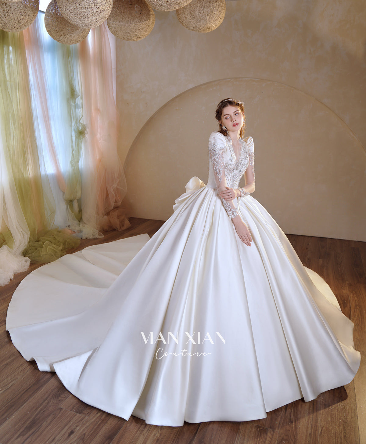 Abito da sposa di raso cristallino con scollo a V, gonna a palloncino, fiocco posteriore oversize e strascico a cattedrale